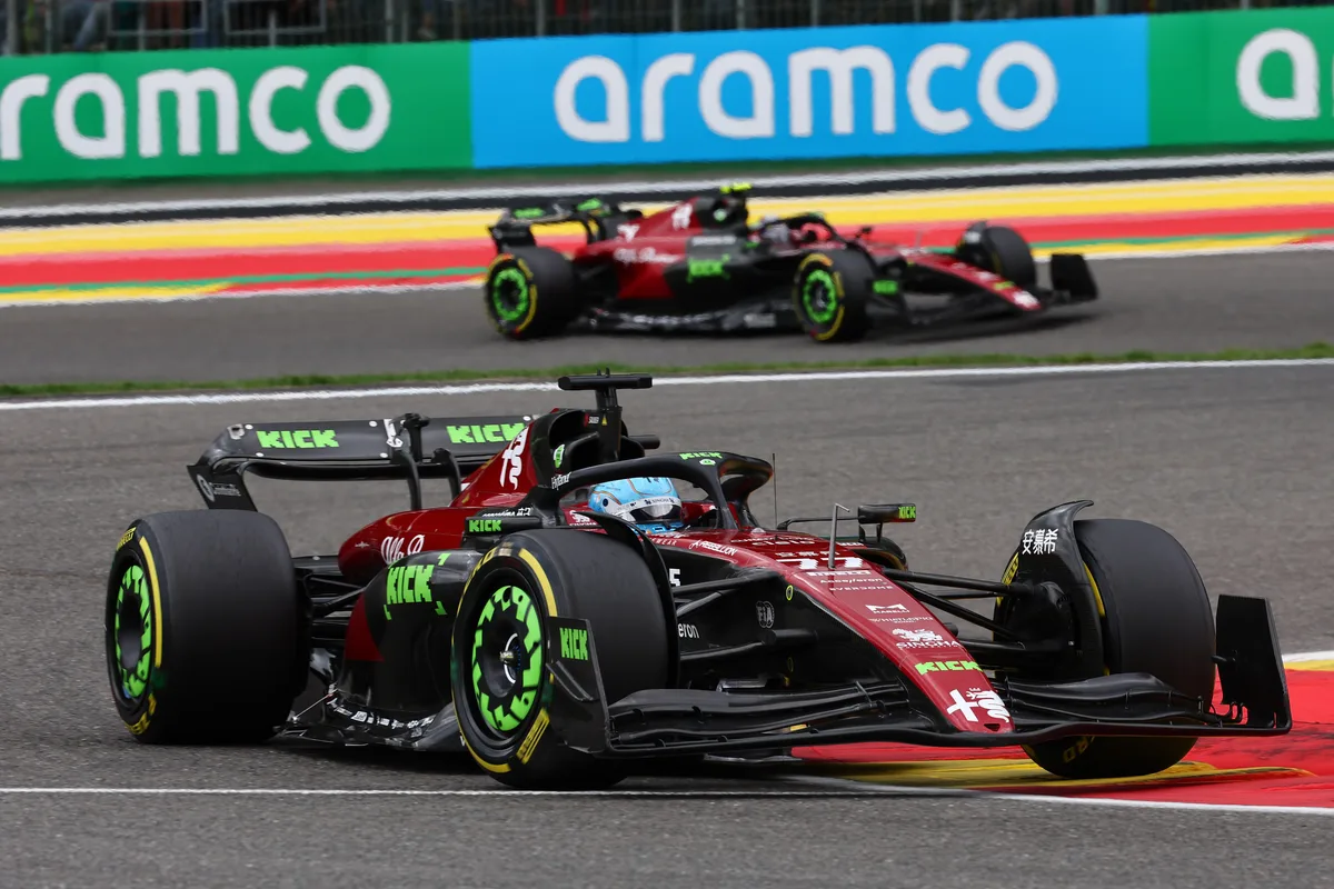 GP von Belgien 2023: Grelle grüne Elemente am ansonsten dunkelrot-schwarzen Auto – hier setzt ein Sponsor erstmals Akzente, der später die Farbgebung des ganzen Autos dominiert. Valtteri Bottas (FIN) Alfa Romeo F1 Team C43. Formula 1 World Championship, Rd 13, Belgian Grand Prix, Sunday 29th July 2023. Spa-Francorchamps, Belgium.